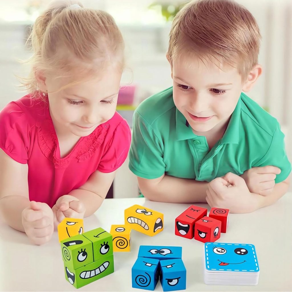 Малыш играет кубиками