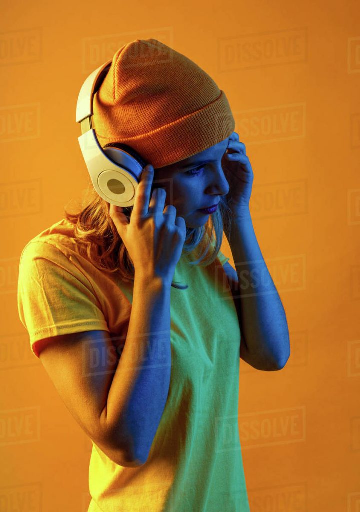 Подросток в наушниках