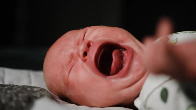 Малыш агукает в кроватке