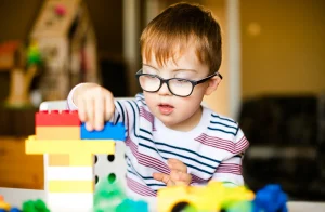 Малыш играет с кубиками