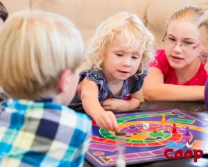 Дети играют настольную игру