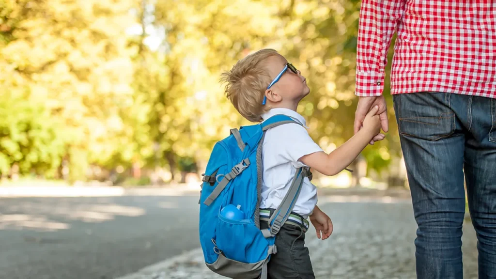 Счастливый ребенок с рюкзаком
