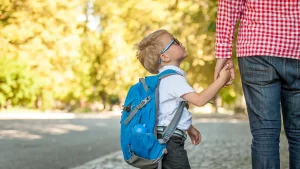 Счастливый ребенок с рюкзаком