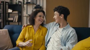 Мать и подросток общаются