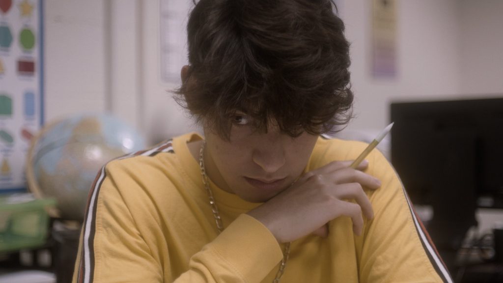 Подросток смотрит в горизонт