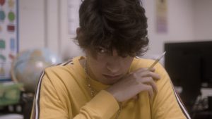 Подросток смотрит в горизонт